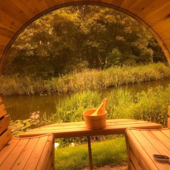 Fasssauna mit Panoramafenster aus rotem Zedernholz inkl. Saunaofen Vega Compact ohne Dachschindeln / 229 x 185 cm
