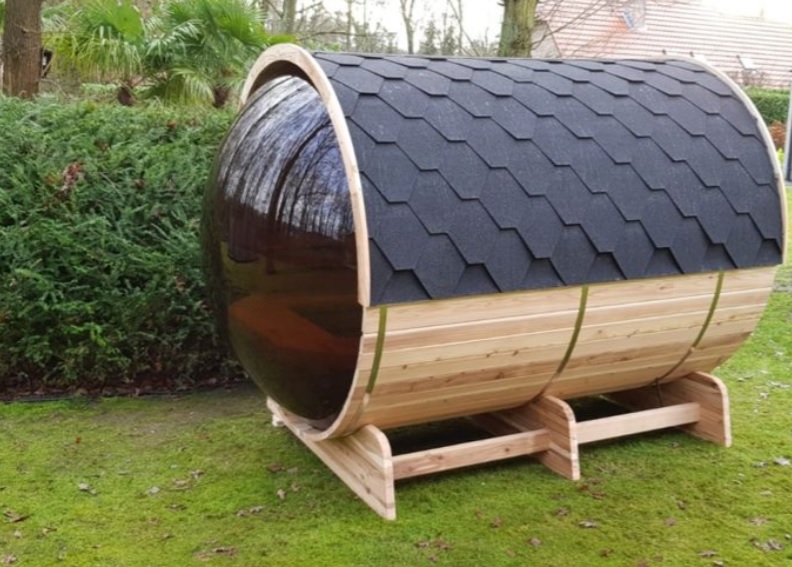 Fasssauna mit Panoramafenster aus rotem Zedernholz inkl. Saunaofen Vega Compact ohne Dachschindeln / 229 x 185 cm Fasssauna mit Panoramafenster aus rotem Zedernholz inkl. Saunaofen Vega Compact ohne Dachschindeln / 229 x 185 cm